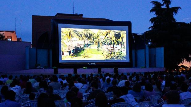 El Ayuntamiento de Sevilla impulsa cines de verano gratis para los vecinos de Cerro-Amate y el Polígono Sur