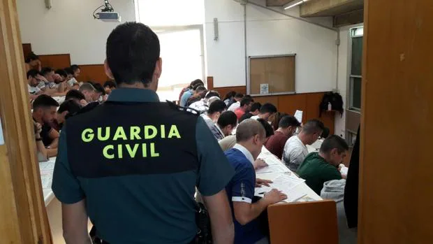 Un agente de la Guardia Civil entrando en un aula donde se celebra el examen