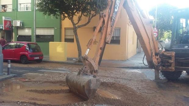 Una tubería rota dejó sin agua a vecinos de Pino Montano