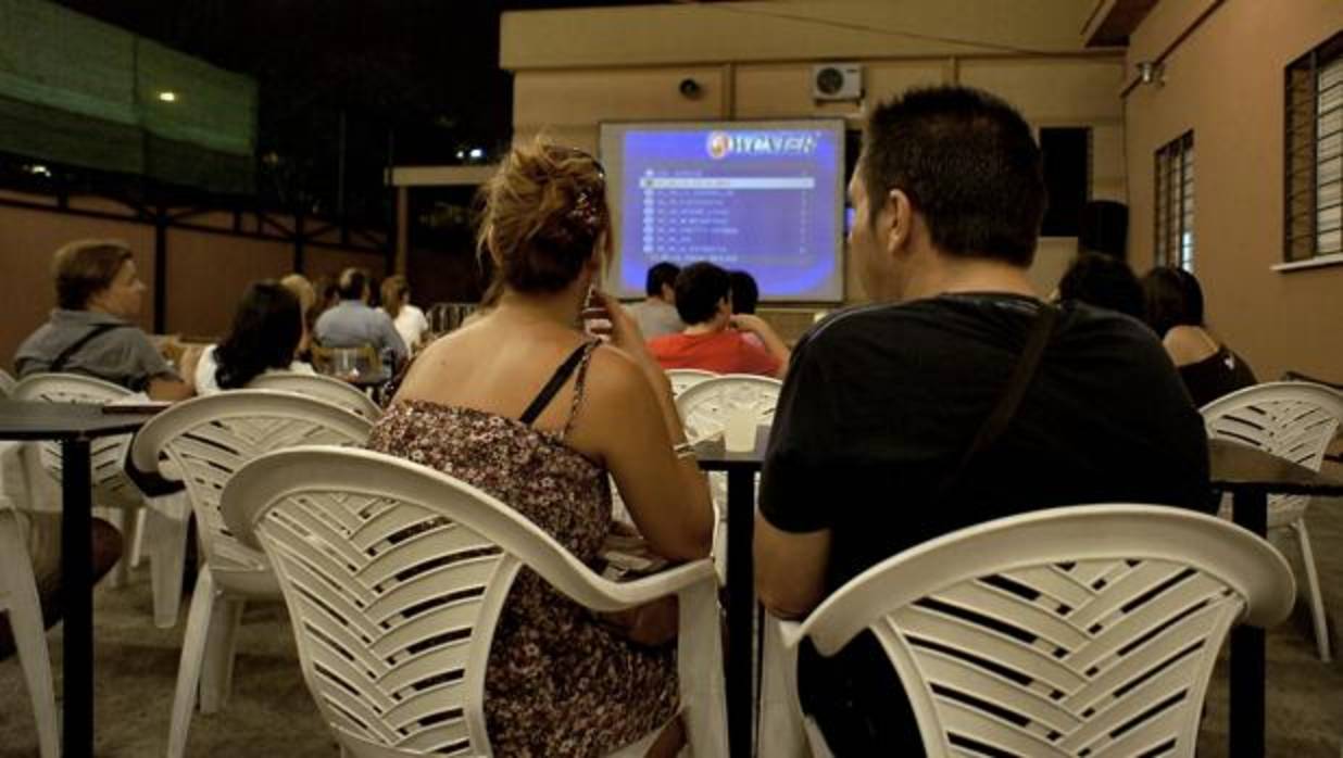 Cine de verano en un distrito de Sevilla