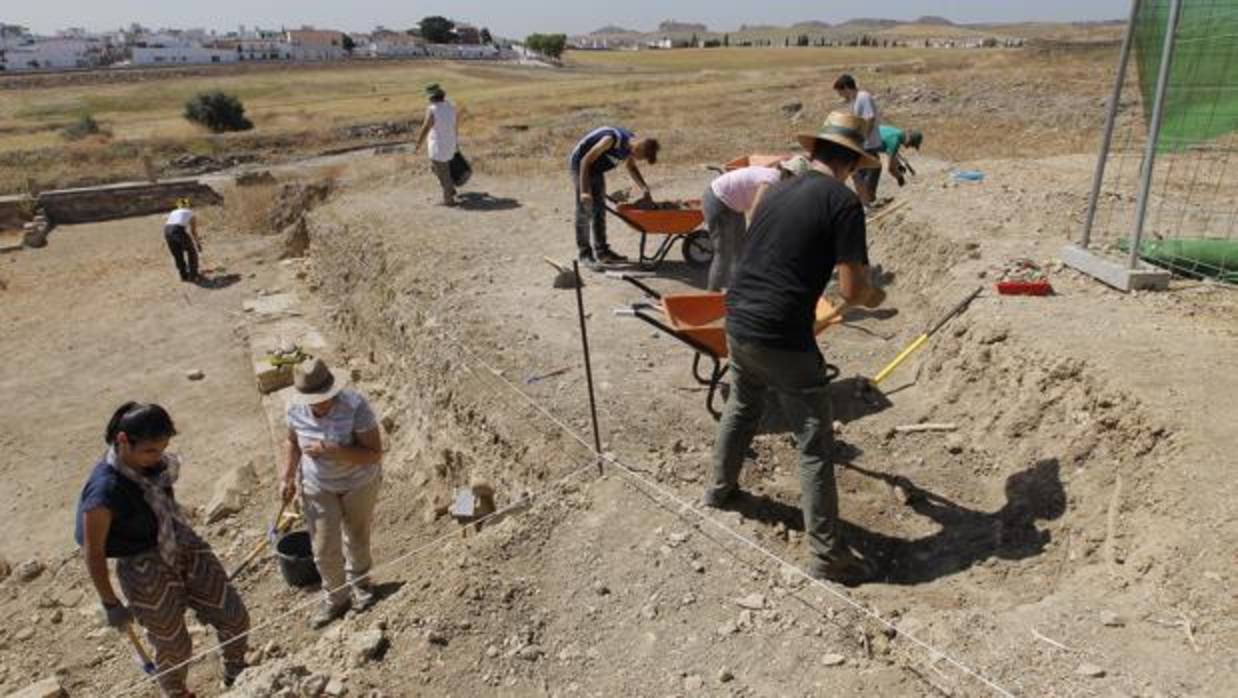 Miembros del equipo de la UPO excavando en la Casa de la Cañada Honda