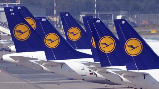 Varios aviones de la aerolínea Lufthansa que da nombre al grupo