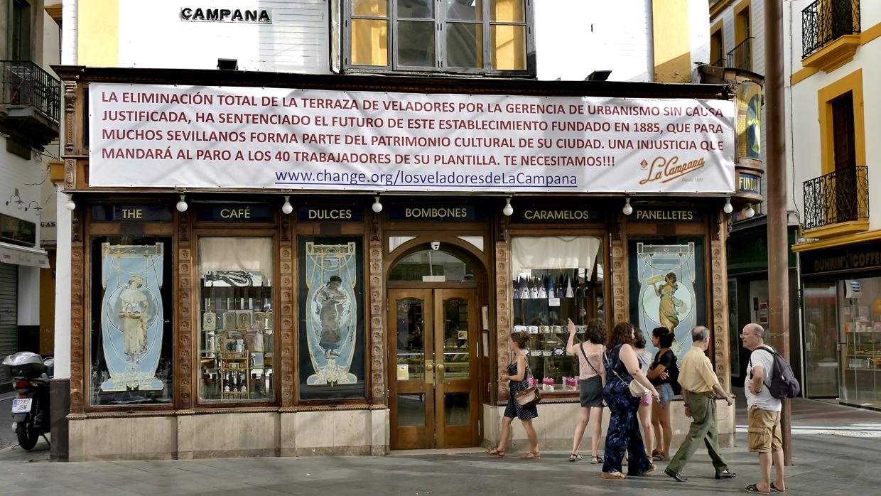 Fachada de la confitería La Campana con la pancarta que luce desde hace unos días