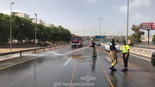 Los bomberos han limpiado la carga de tomate derramada en la SE-30