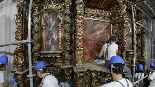 Estudiantes de Bellas Artes restauran un retablo