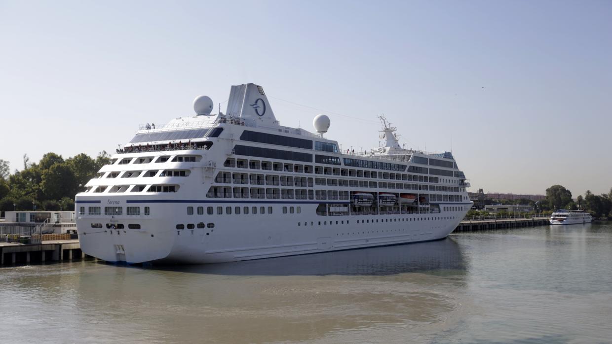 El crucero «Sirena» atracado en el Muelle de las Delicias