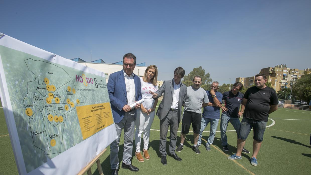 Juan Espadas, junto a miembros de su equipo y representantes de clubes deportivos