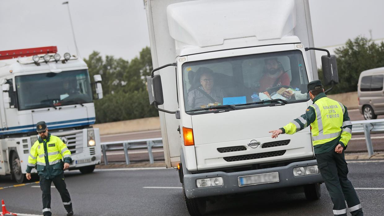 La Guardia Civil ha denunciado en Sevilla a cerca de seiscientos conductores por deficiencia en sus vehículos