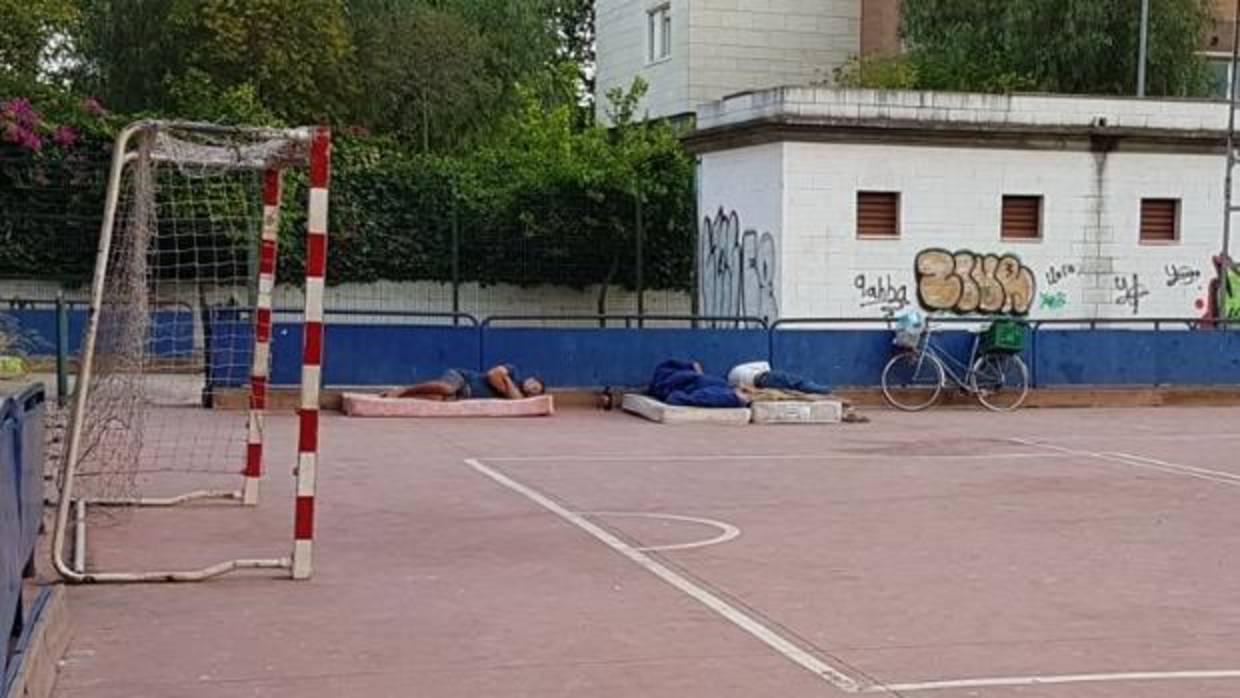 Personas «sin techo» duermen en colchones en el interior del recinto deportivo