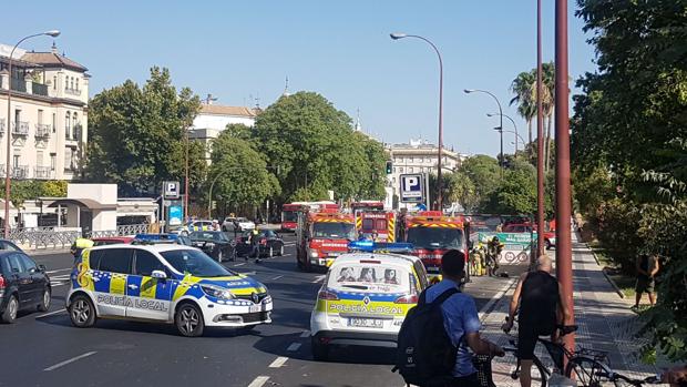 El incendio de un vehículo provoca el corte de dos carriles en el Paseo de Cristóbal Colón