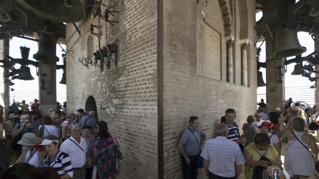 Turistas en el campanario de la Giralda