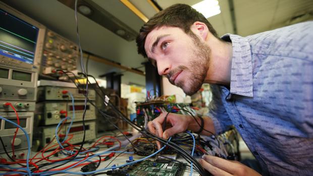 El Ayuntamiento busca empresas que quieran dar trabajo a «ninis» de las zonas desfavorecidas de Sevilla