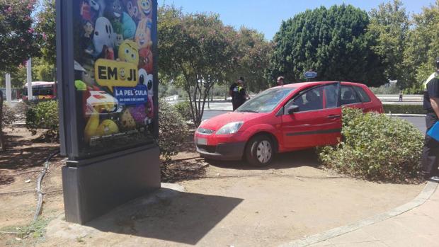 Herida una mujer tras un accidente entre dos vehículos frente al Puente de la Barqueta