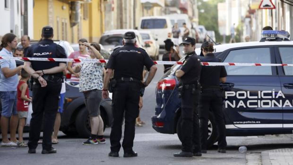 El hombre asesinó a su mujer e hirió a un familiar, huyó y se entregó horas después