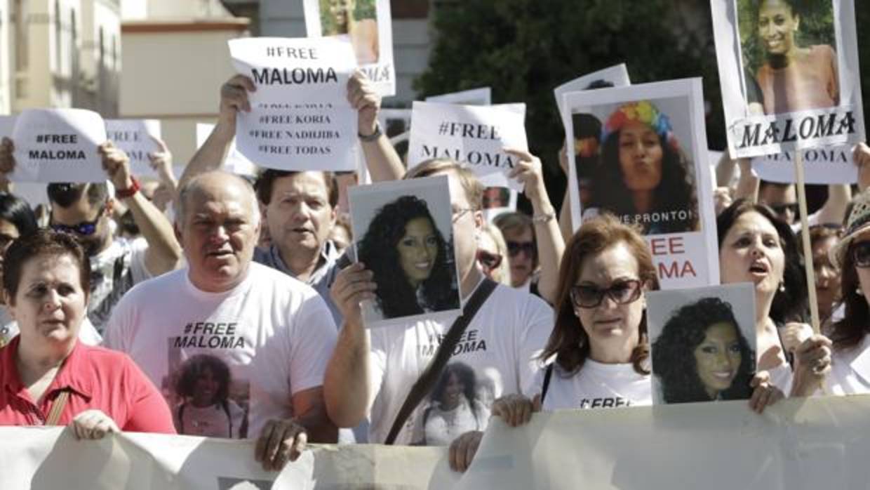 Familiares de Maloma y vecinos de Mairena del Aljarafe, en una manifestación para pedir su libertad