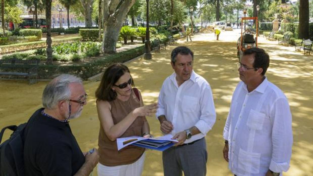 El alcalde de Sevilla, Juan Espadas, en una visita a los jardines del Cristina