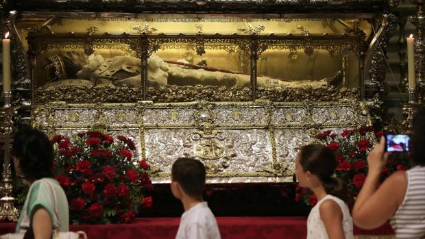 Cientos de sevillanos muestran sus respetos al Rey Santo