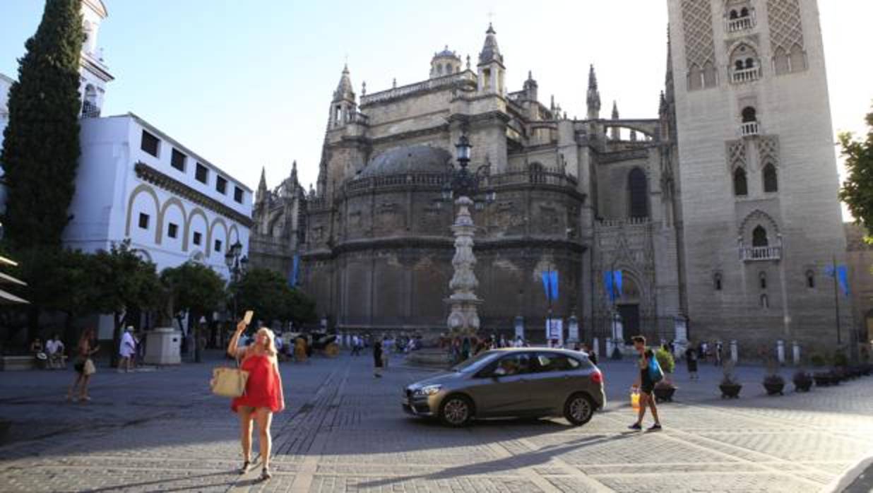 Un vehículo en la Plaza de la Virgen de los Reyes