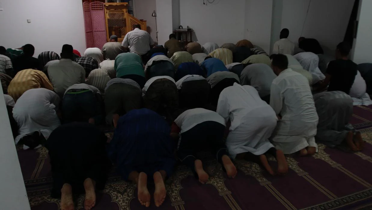 Momento del rezo del viernes en la mezquita Ishbilia