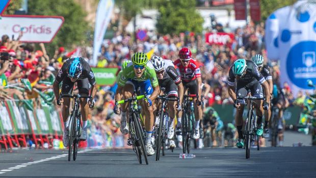 La llegada de la Vuelta Ciclista a España a Tomares, en imágenes