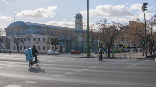 Conduce a gran velocidad por Sevilla con menos 45 puntos en el carné y la ITV caducada