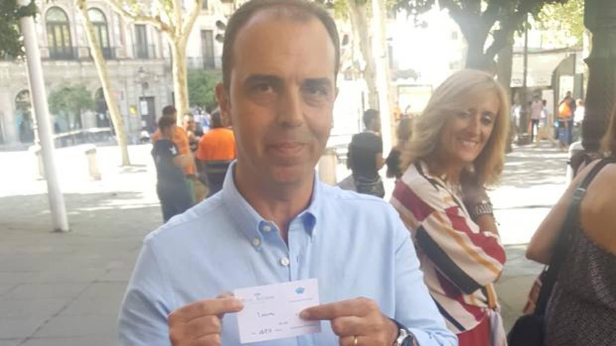 Javier Millán, mostrando el ticket del Alcázar emitido a mano