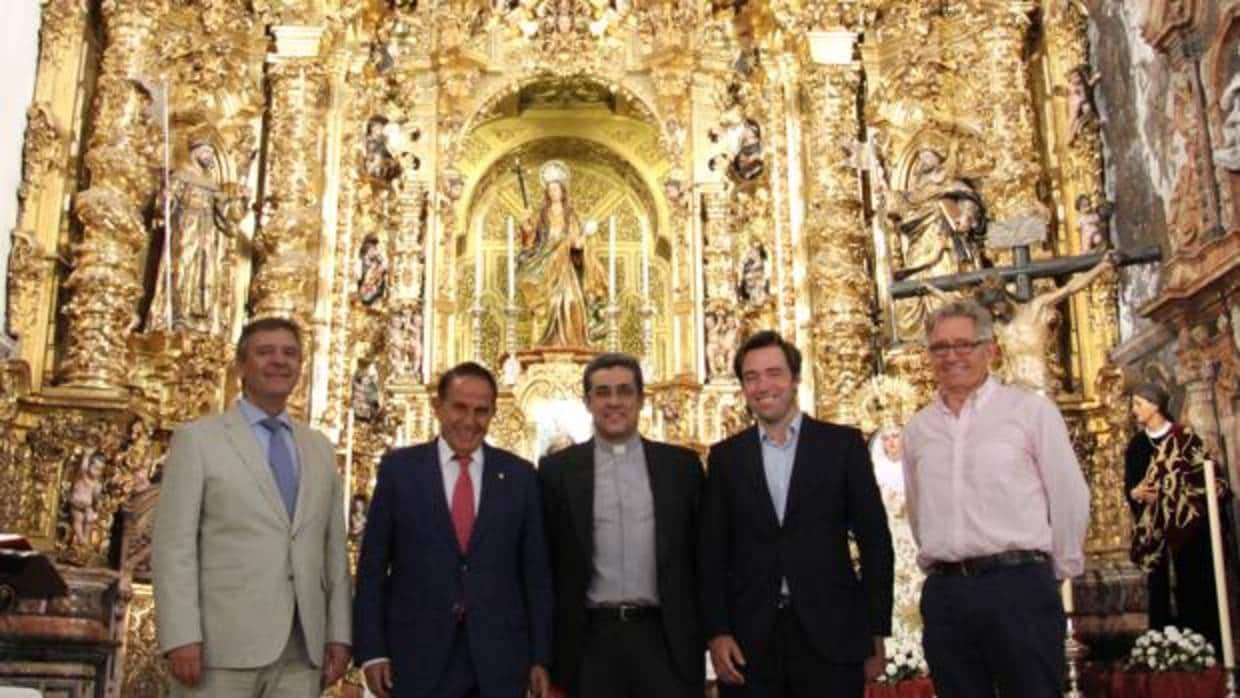 Francisco Arteaga, Antonio Pascual, Francisco Román, Carlos López y Miguel Ángel López ante el retablo mayor