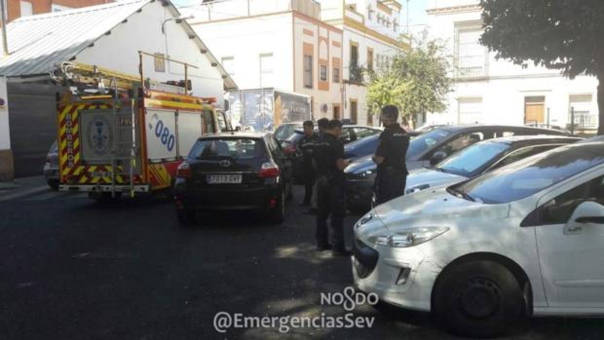 Bomberos y Policía Local se personaron en el edificio de viviendas en la Macarena