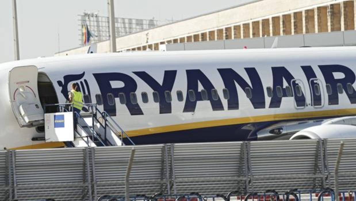 Un avión de Ryanair en el aeropuerto de Sevilla