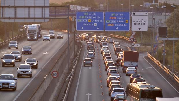 Bajar por la A-49 hasta la Torre Sevilla por el carril reservado es tan solo cinco minutos más rápido