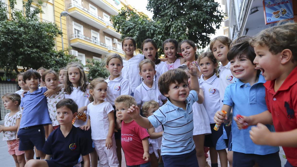 Un grupo de niños en la calle Asunción