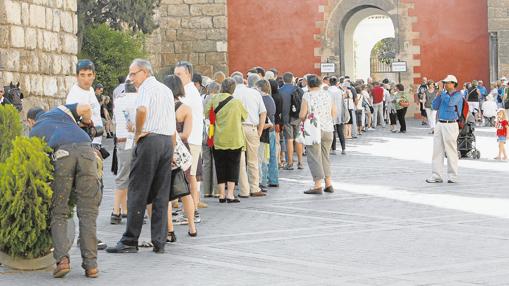 Turistas haciendo cola para acceder al Alcázar