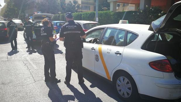 Detenido en Sevilla un taxi sin seguro, sin ITV y sin licencia de transporte