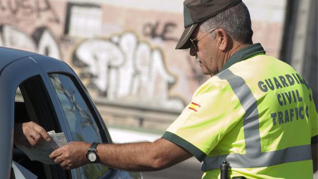 La DGT «pilla» en Sevilla a 85 personas sin el cinturón de seguridad en una semana