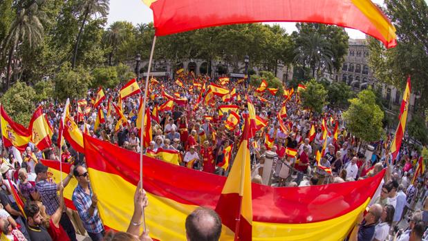 Miles de personas se concentran en Sevilla por la unidad de España