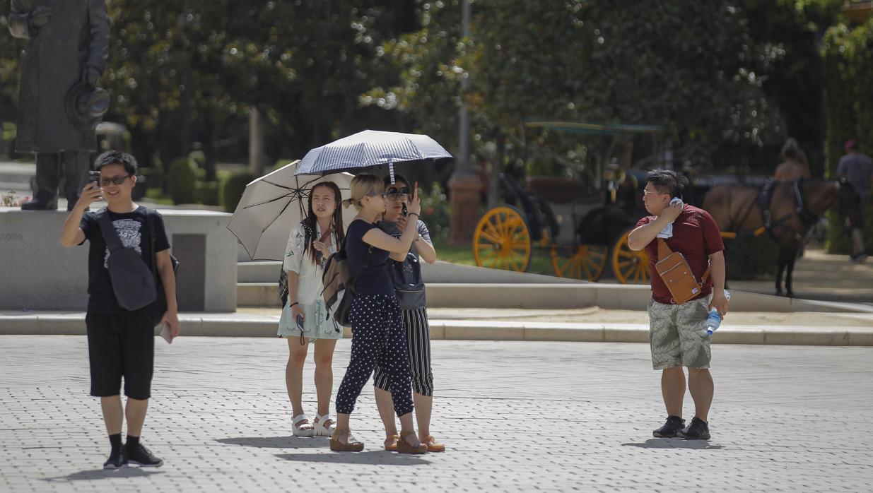 Los paraguas se usan en septiembre para protegerse del sol