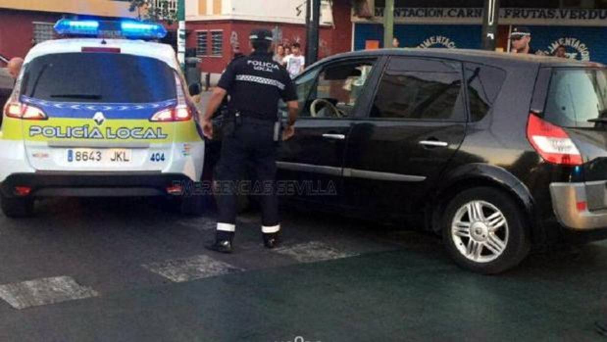 El agente consiguió arrestar al sospechoso con ayuda del motorista en la calle Niculoso Pisano