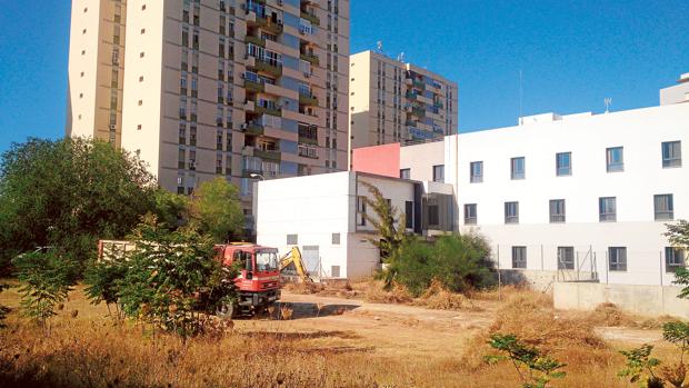 La Junta limpia el solar infecto anexo a la residencia de mayores