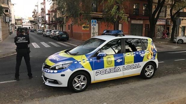 Deja a un menor encerrado en un coche más de una hora en el Cerro del Águila