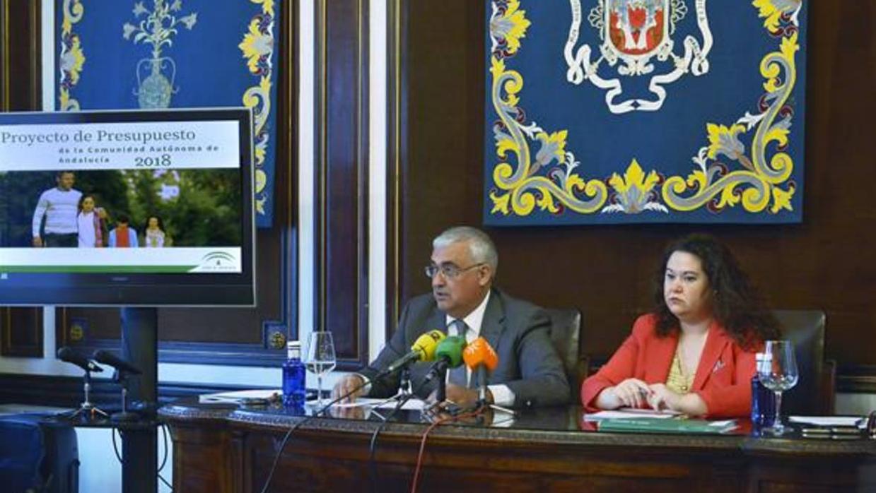 AntonioRamírez de Arellano y Esther Gil, presentando los presupuestos