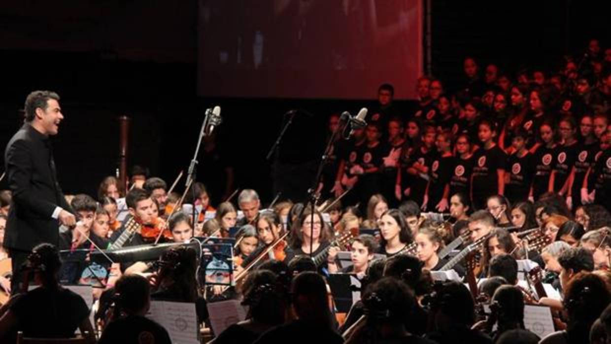 El director de orquesta, Pedro Vázquez, en la función final del año pasado