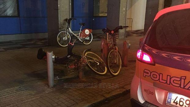 Detenido un sevillano de unos 20 años tras ser sorprendido intentando robar una bicicleta de Sevici