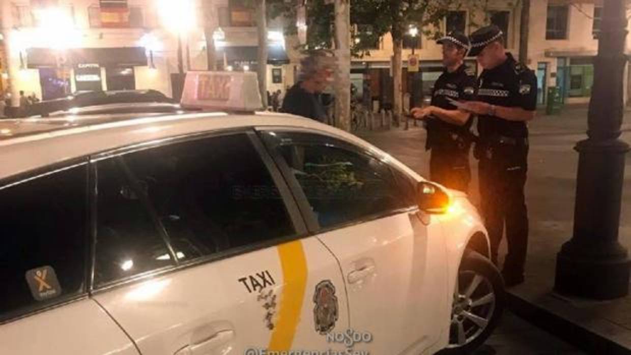 Inmovilización de un taxi por tener caducada la licencia municipal y de transporte VT