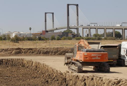 Obras en la parcela de 123.000 metros cuadrados donde se construirá el centro comercial Palmas Altas, junto al puente del Centenario y la SE-30