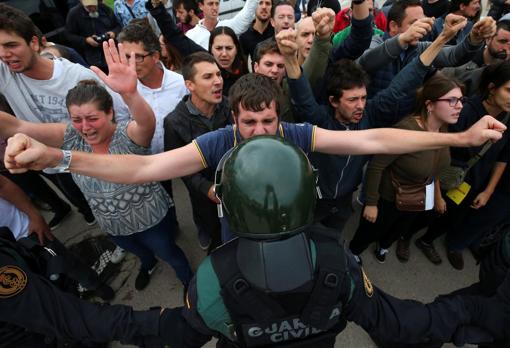 Un independentista grita a un guardia civil a escasa distancia durante el 1-o