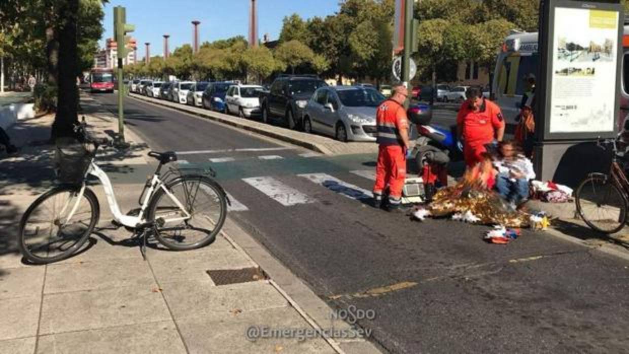 Ciclista herido en la calle Torneo tras ser arrollado por un motorista que se saltó un semáforo en rojo
