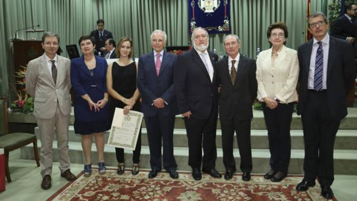 El presidente del colegio, Juan Bautista Alcañiz, posaba eyer en la sede con los premiados
