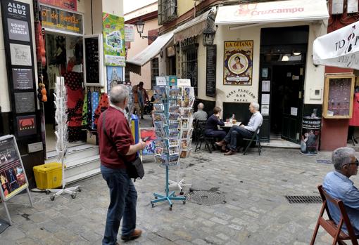 Expositores, mesas y sillas por el barrio de Santa Cruz