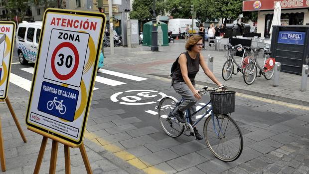 En vigor la limitación de velocidad a 30 kilómetros por hora para los vehículos en todo el Centro de Sevilla