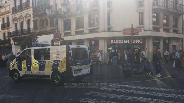 Detenido un delincuente común por causar disturbios graves en la céntrica plaza de la Campana de Sevilla